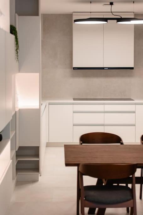 Henry's Appt With A Private 415 - Shared Kitchen